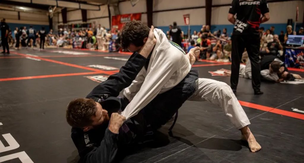Closed guard control from the bottom position