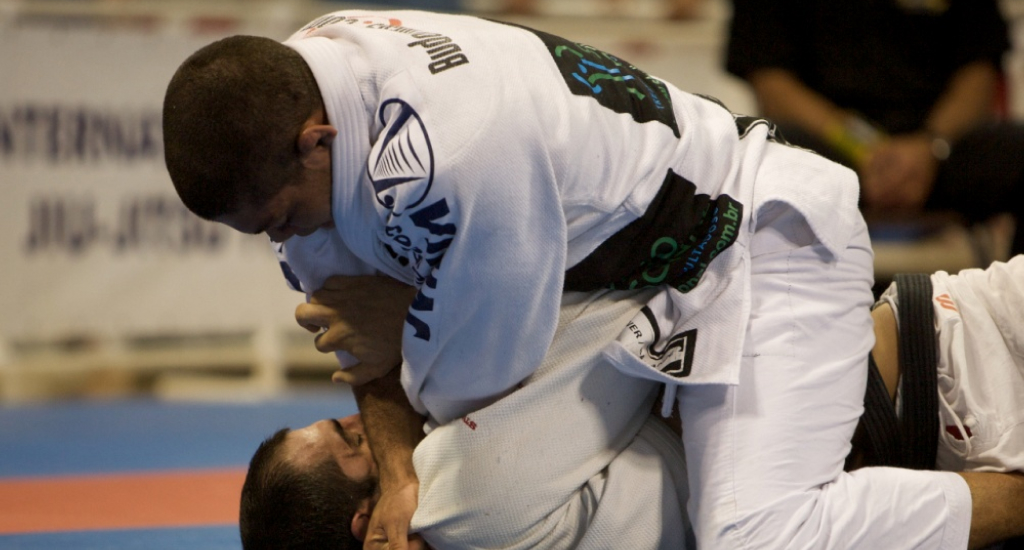 Cross collar choke grip detail